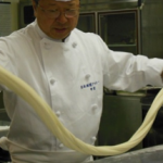 中国料理のオープンキャンパスでは、麺打ち実演があります。この技術を持っている方は講師のなかでも非常に貴重です。是非ご参加ください。